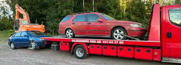 Äldre bil på verkstad med kostnadskalkyl som illustrerar ekonomisk bedömning före beslut om reparation eller skrotning